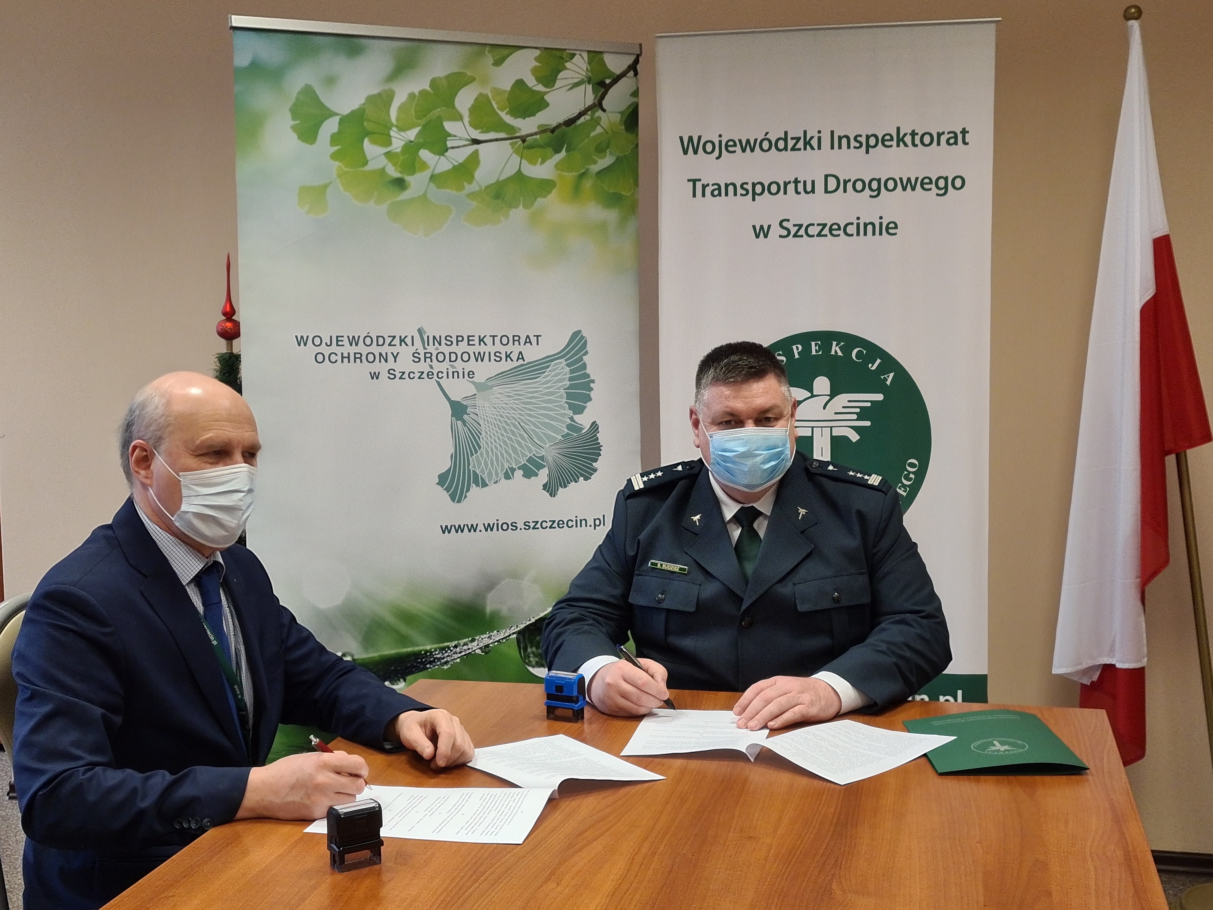 Zachodniopomorski Wojewódzki Inspektor Ochrony Środowiska Marek Chabior oraz Zachodniopomorski Wojewódzki Inspektor Transportu Drogowego Bartłomiej Budzisz podczas podpisywania porozumienie