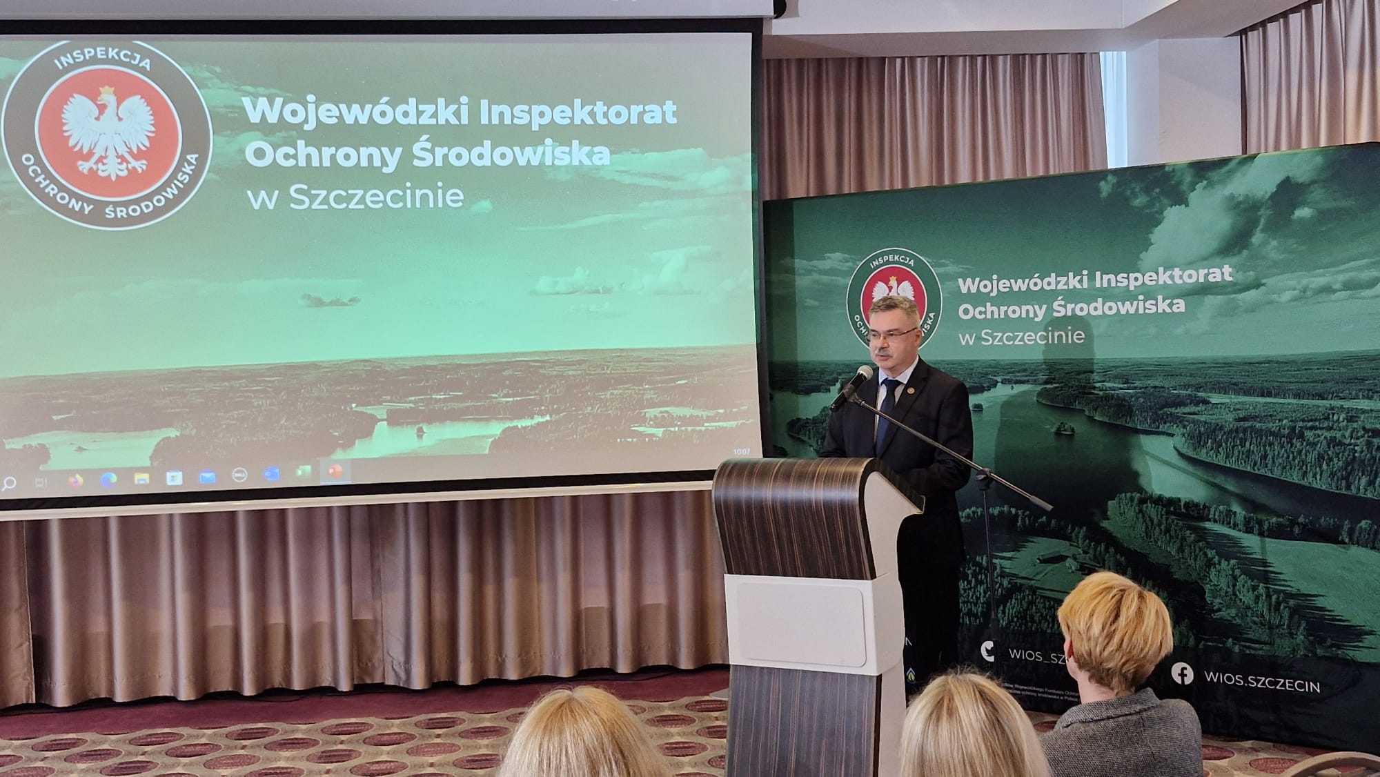 Zachodniopomorski Wojewódzki Inspektor Ochrony Środowiska podsumowujący konferencję na tle baneru WIOŚ